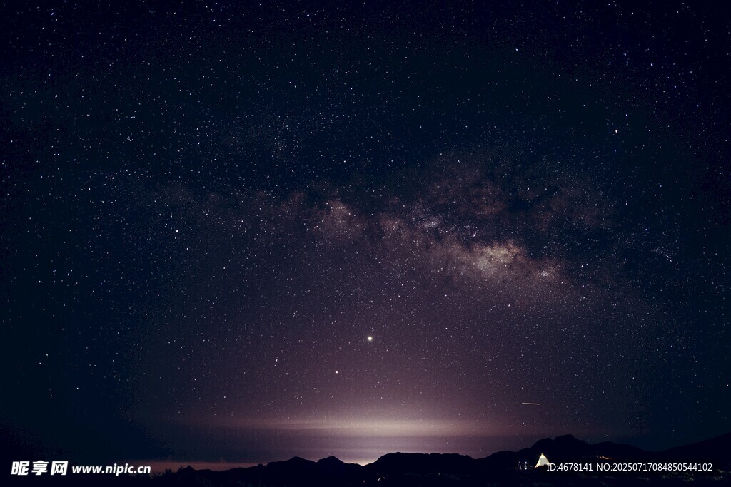夜空繁星下的静谧景象