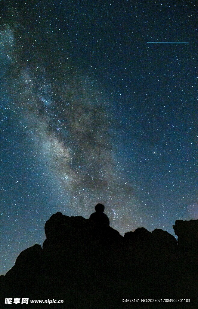 星空下的山峦剪影