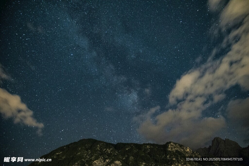 夜空下的山峦与云朵