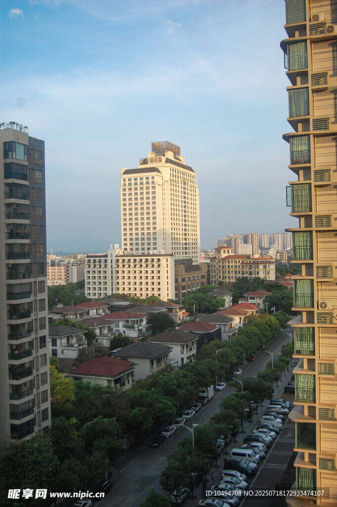 城市高楼间的街道景观