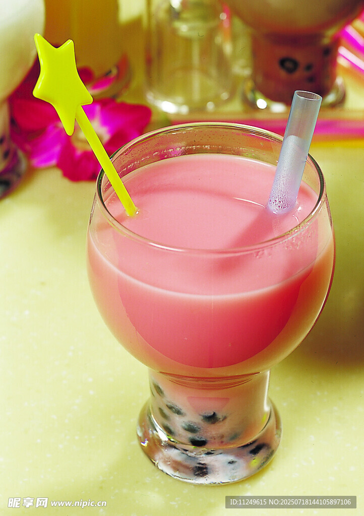 草莓珍珠奶茶