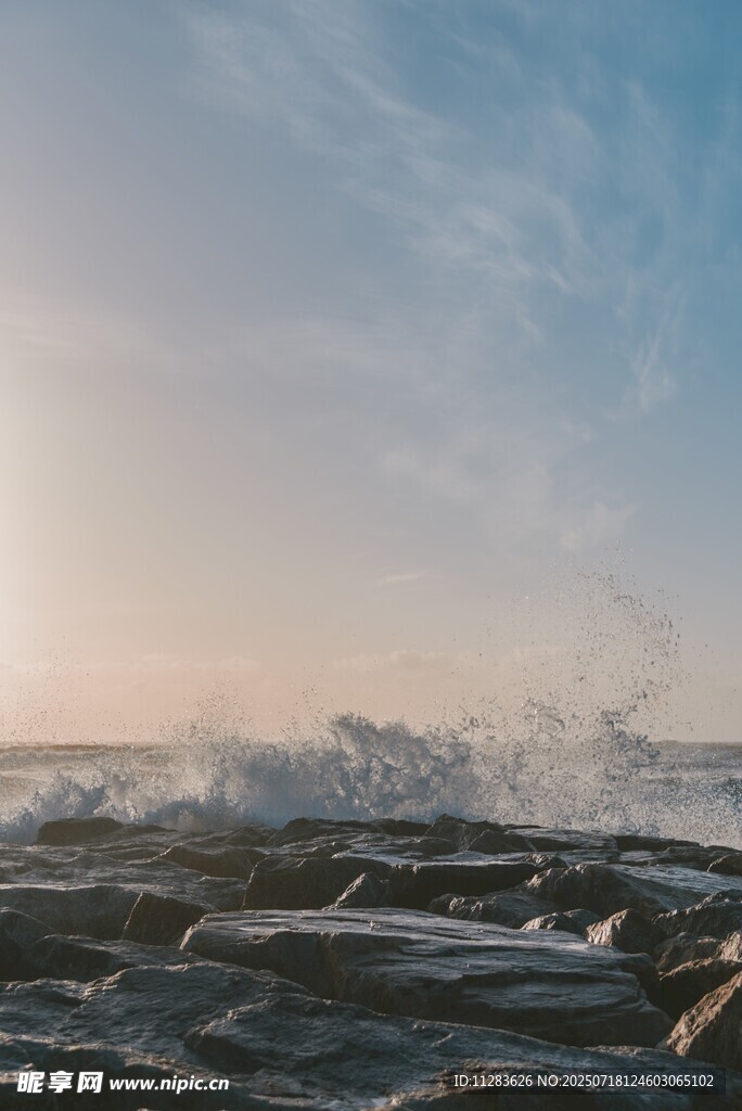 海浪翻涌的壮阔海景