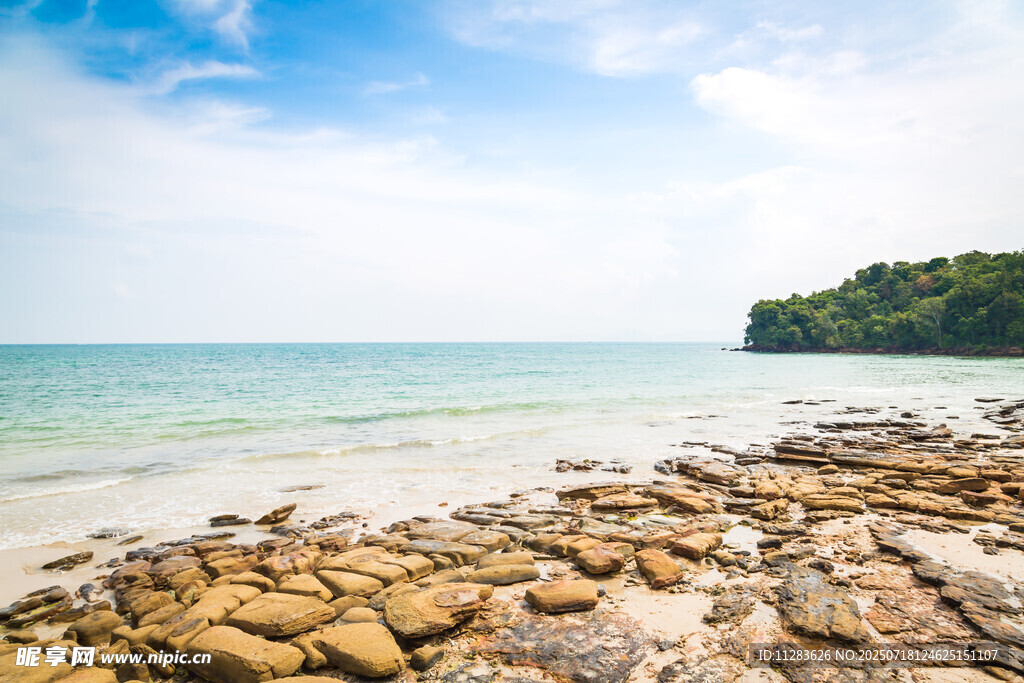 海边礁石美景