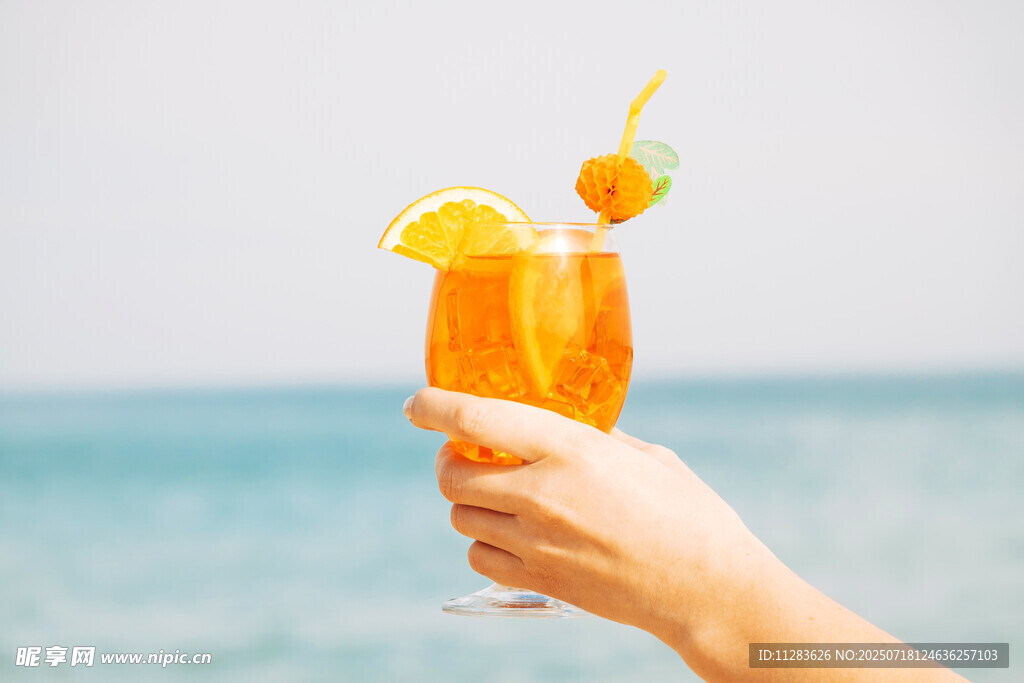 海边手持橙黄鸡尾酒