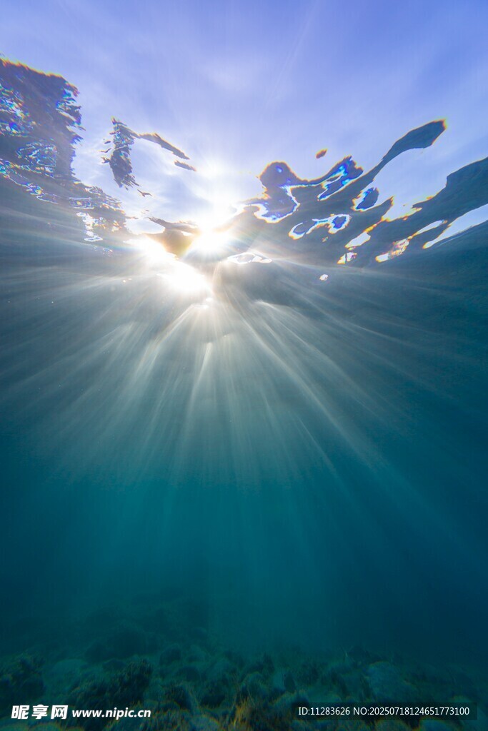 海底阳光与潜水者美景