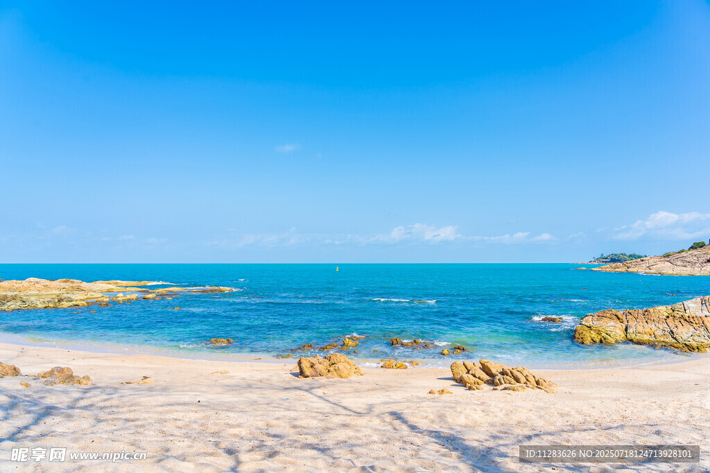 美丽海滩与湛蓝大海风光