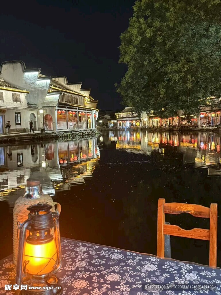 河畔夜景 桌前暖灯相伴