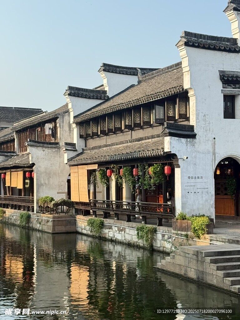 江南水乡古建筑临水而立