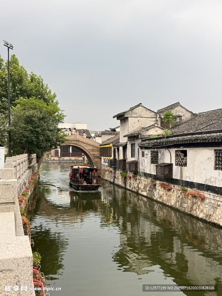 江南水乡古巷中的悠悠小船