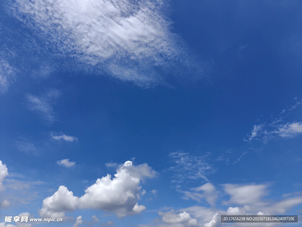 蓝天飘白云的美丽景致
