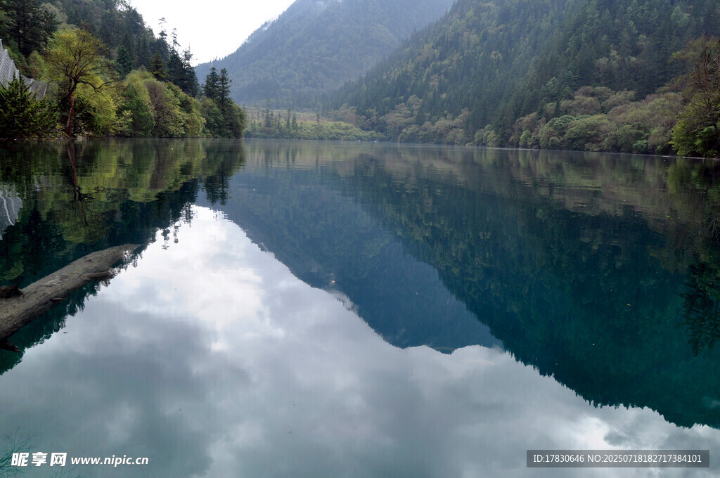 静谧山水湖景倒影如画