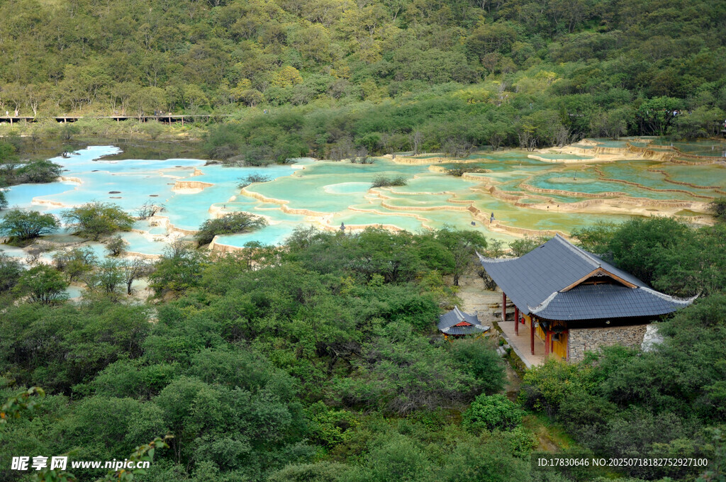 山间彩池旁的静谧小屋