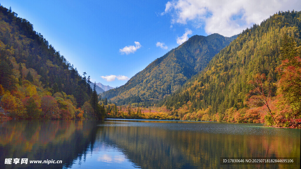 秋日山水湖景风光图