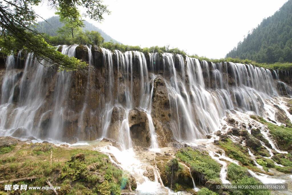 山间壮丽瀑布景观