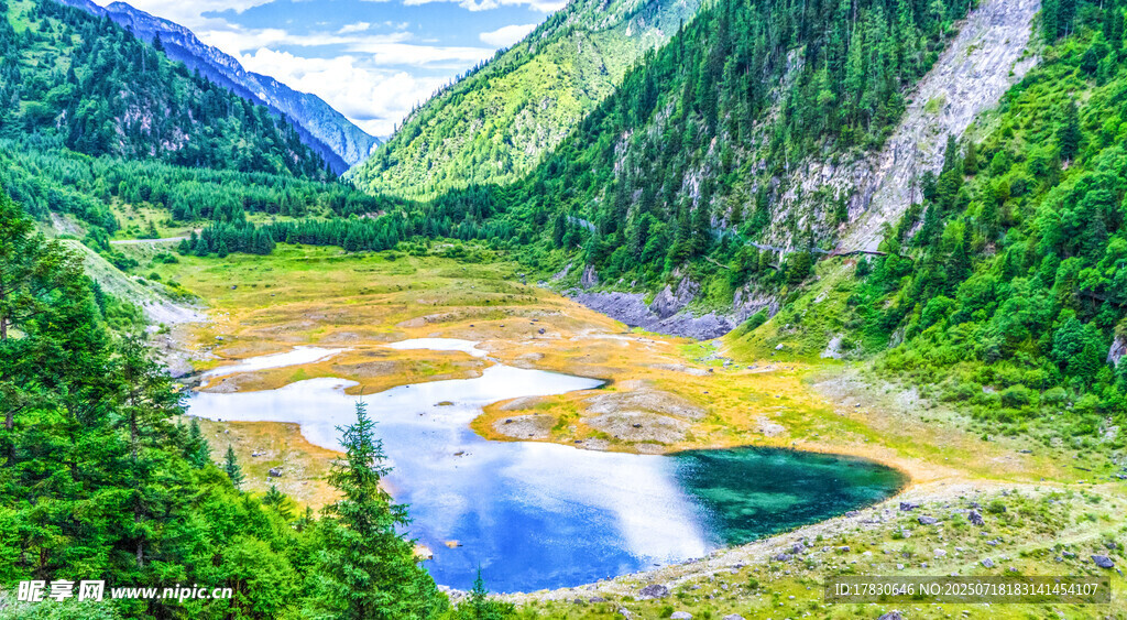山间秀丽湖泊风景