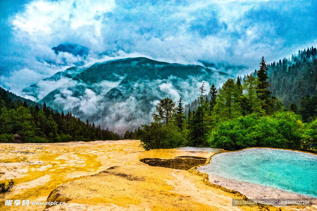 山间彩池美景