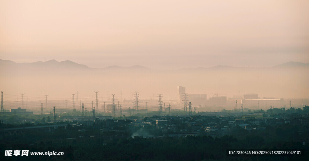 雾中城市景观远景