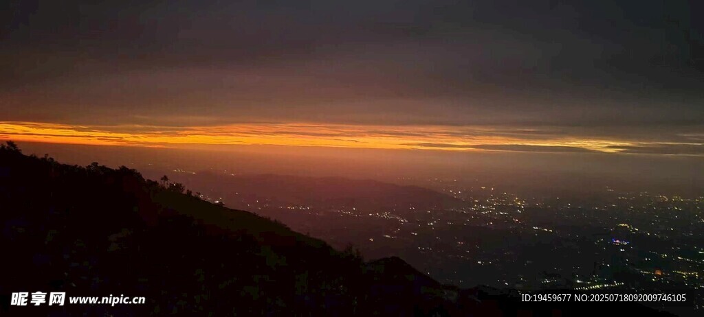 黄昏时分的山景与城市灯火