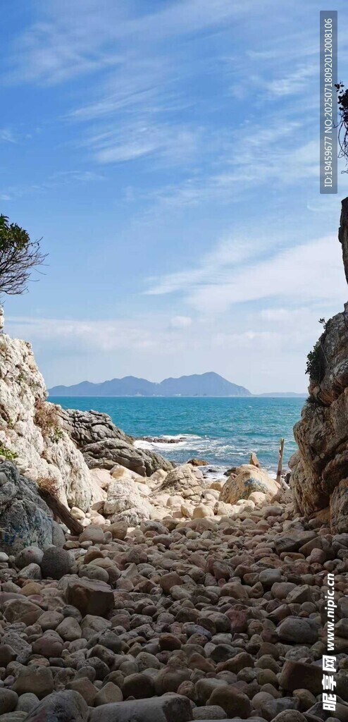海边岩石间的迷人景致