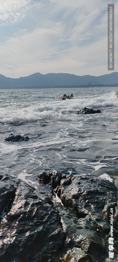 海边礁石与翻涌海浪