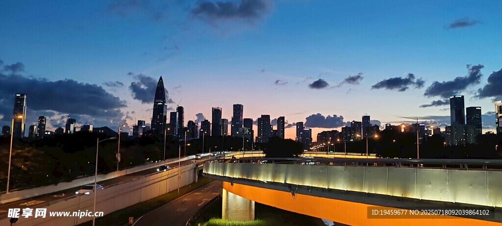城市夜景中的公路与天际线