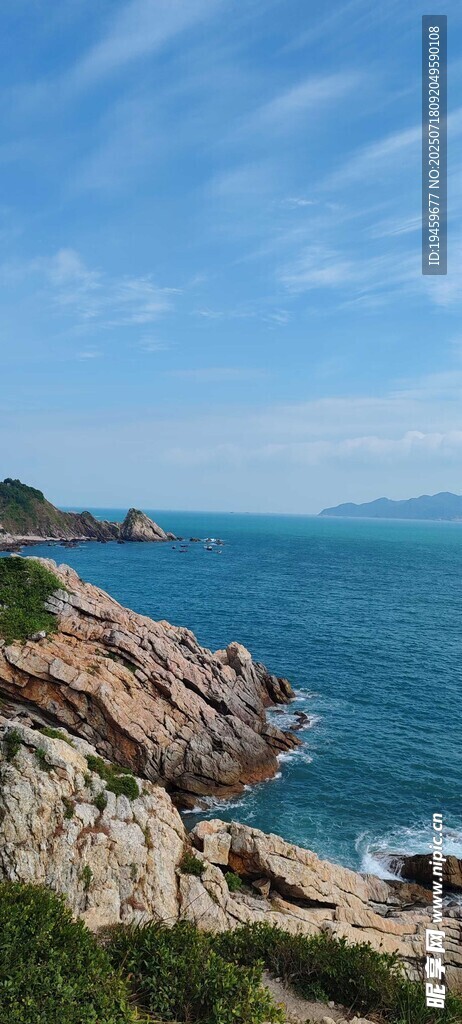 海边嶙峋岩石与辽阔海景