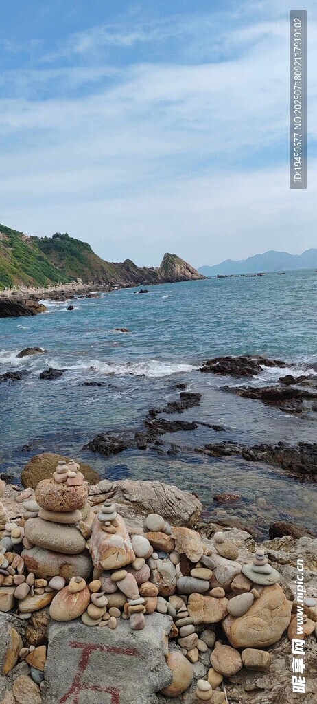 海边嶙峋礁石与辽阔海景