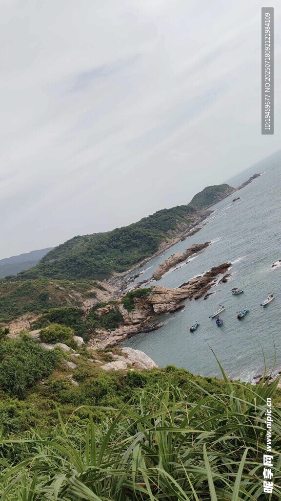 海边山峦与海上活动景象