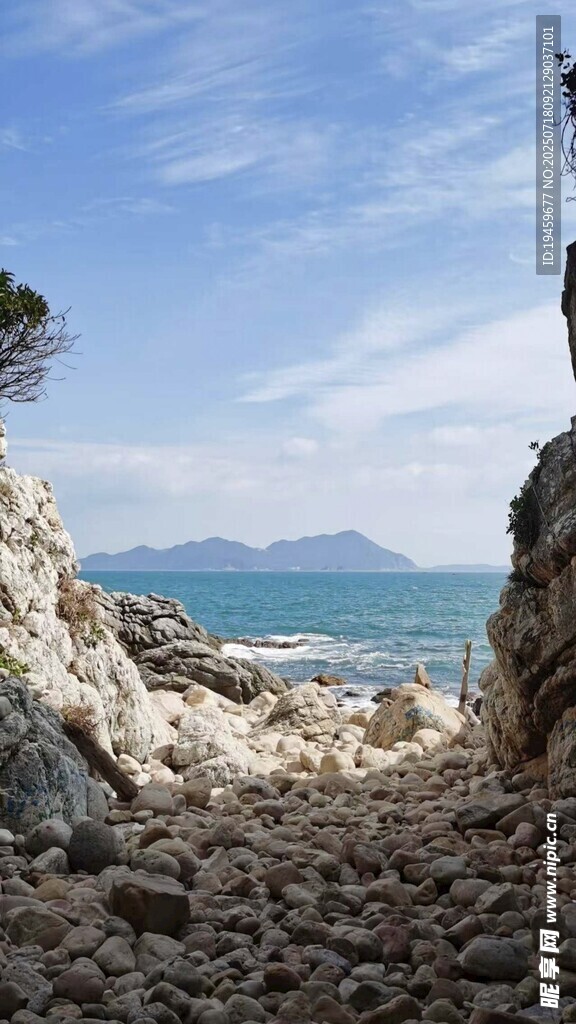 海边岩石间的美丽景致