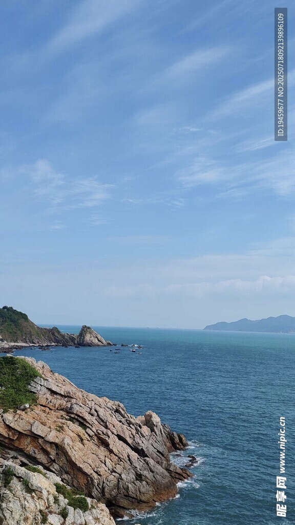 海边嶙峋岩石与辽阔海景