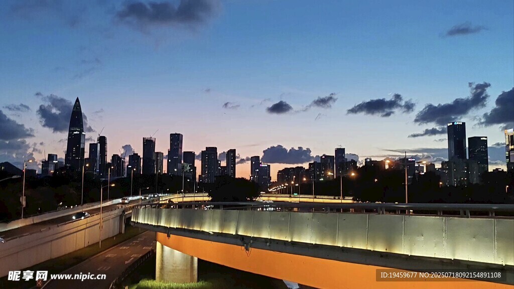 城市黄昏天际线与桥梁景观