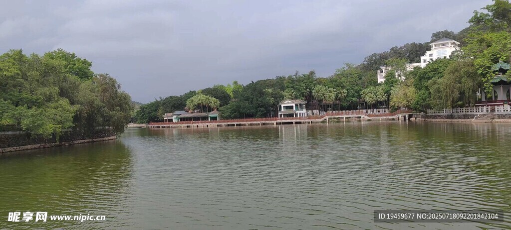 宁静湖畔风光