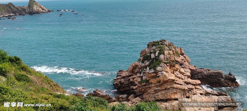 海边嶙峋礁石与碧海