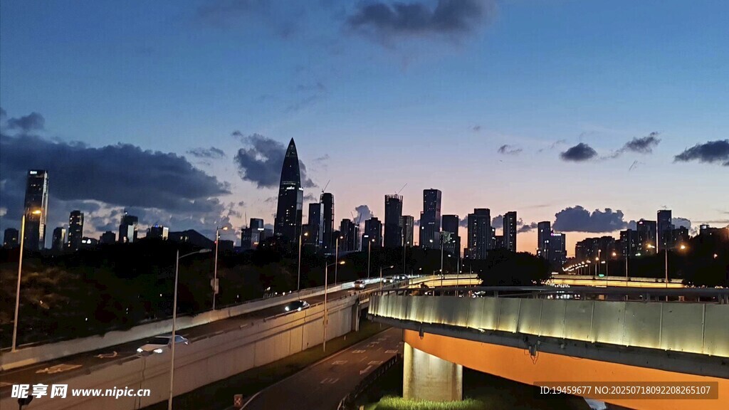 城市天际线与桥梁夜景