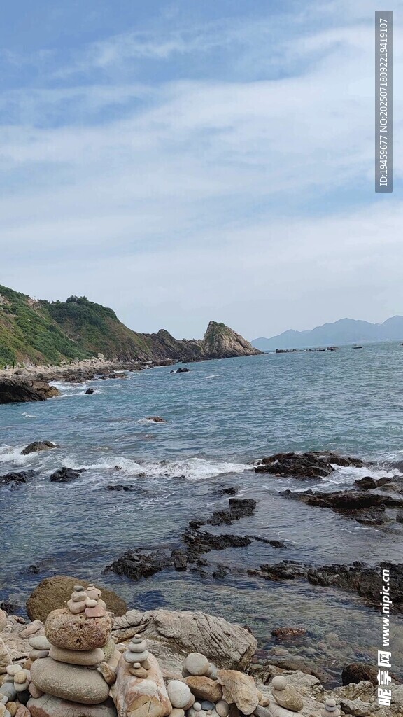 海边礁石与涌动的海浪