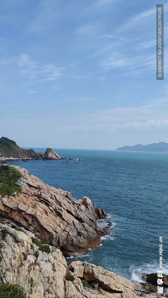 海边嶙峋礁石与辽阔海景