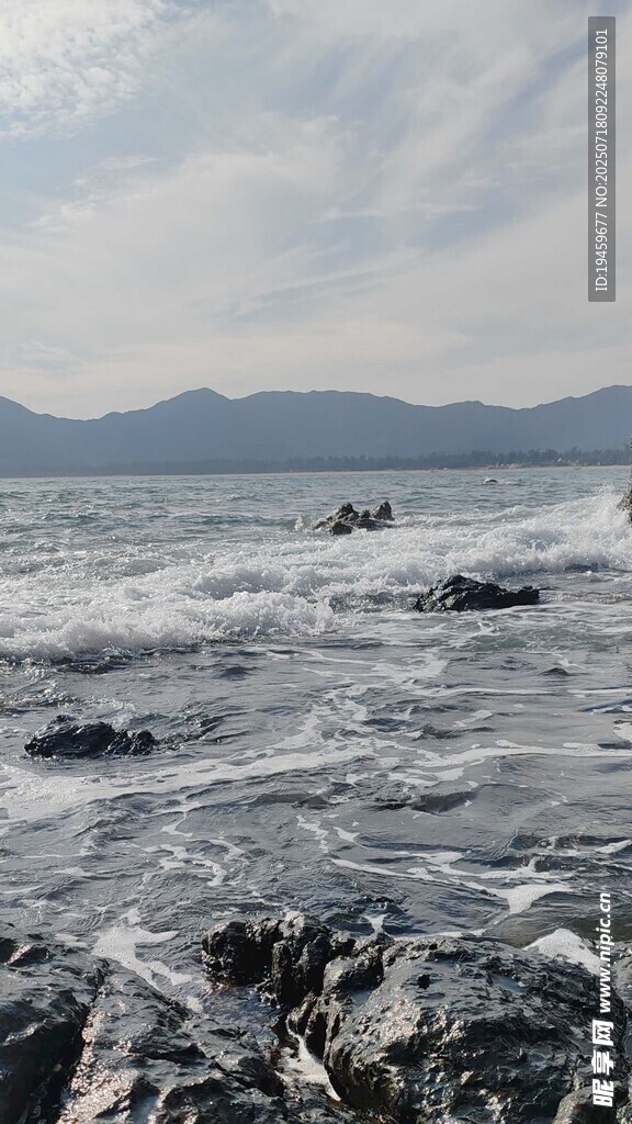 海上波涛中的船只景象
