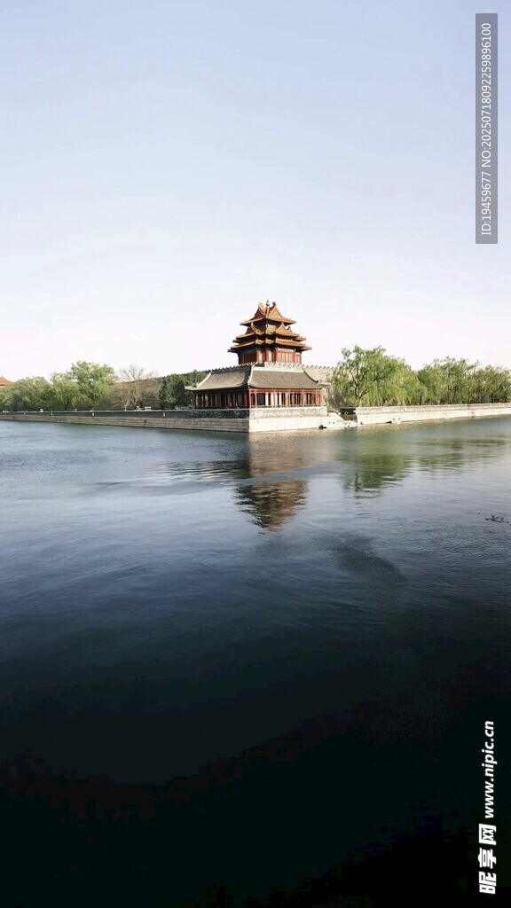 湖畔古亭映碧水