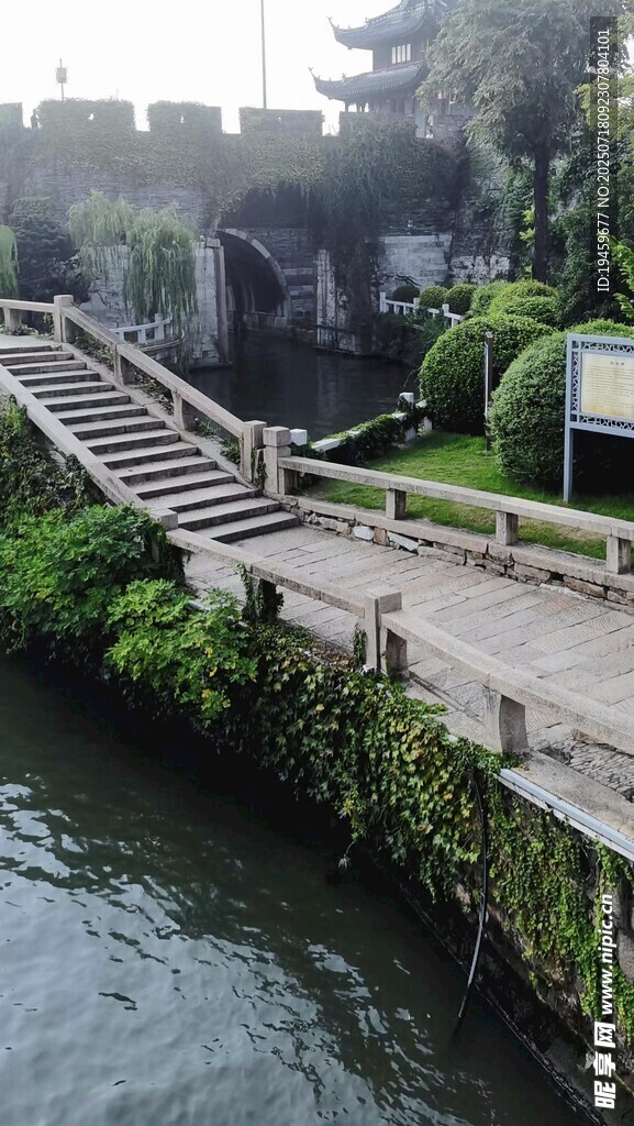 河畔古桥