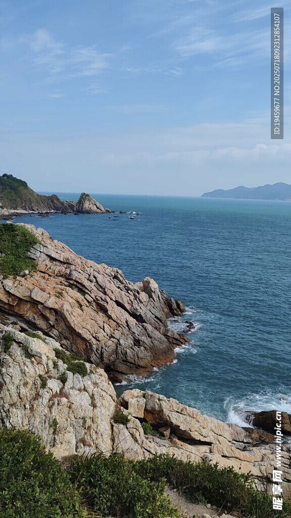 海边嶙峋岩石与辽阔海景