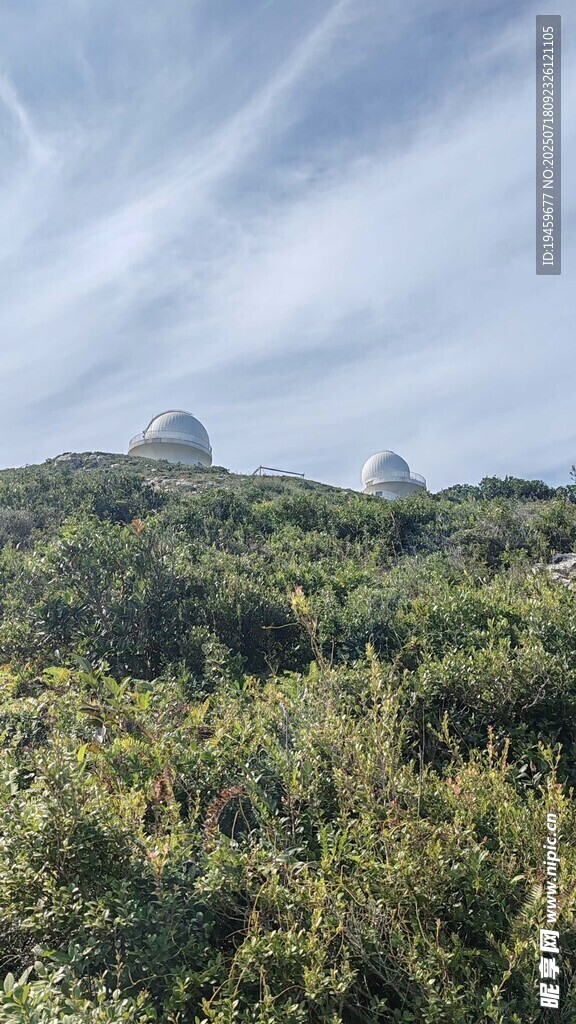 山间绿意盎然的自然景致
