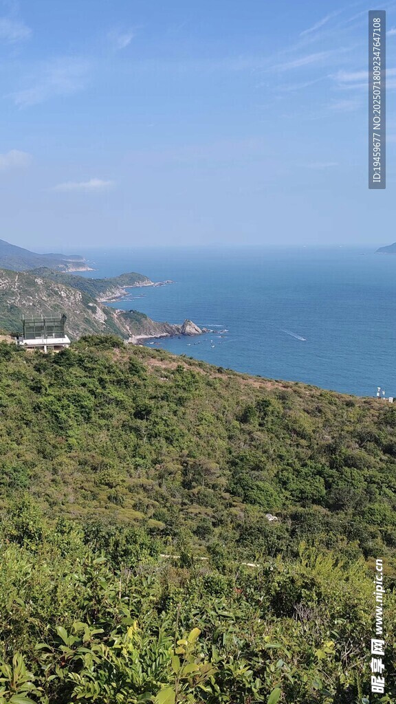 山海间绿意盎然的美丽景致
