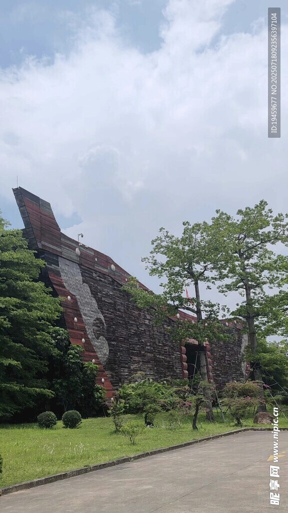 古老石景与绿树相映成趣