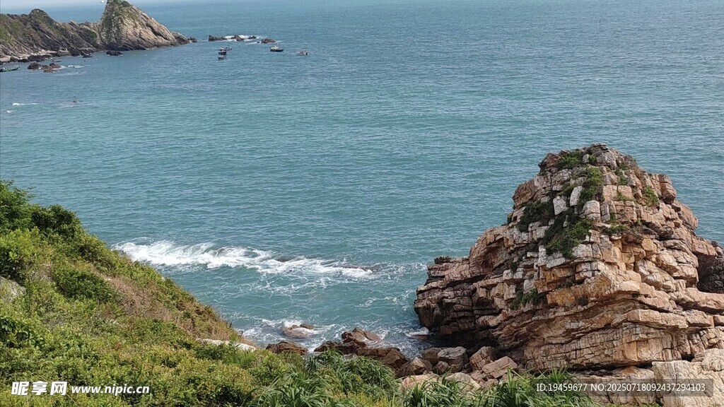 海岸边的嶙峋岩石与海景