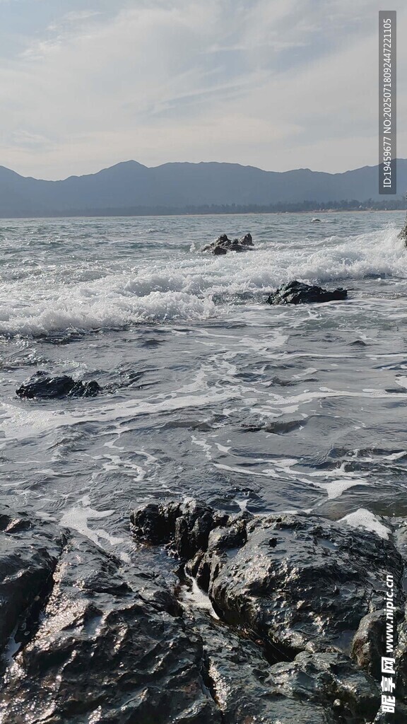 海边礁石与翻涌海浪
