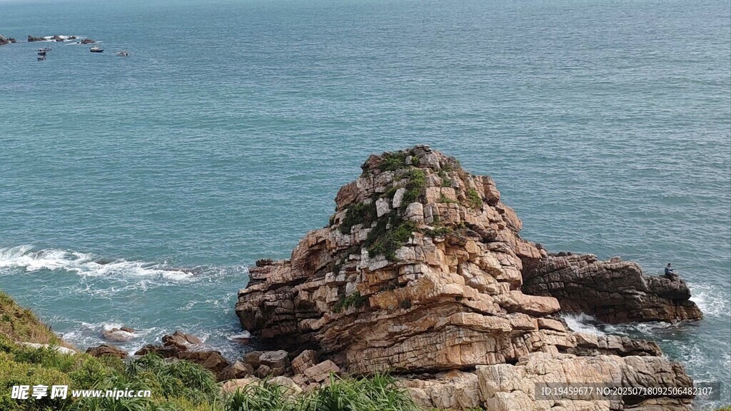 海边嶙峋礁石