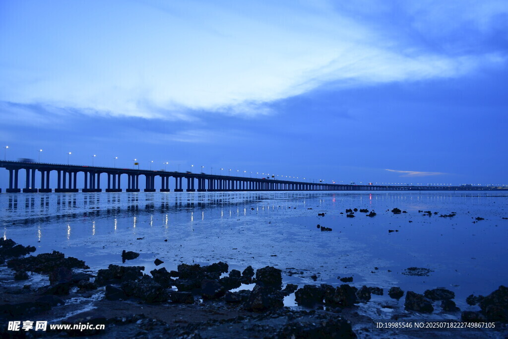 黄昏下的跨海大桥美景