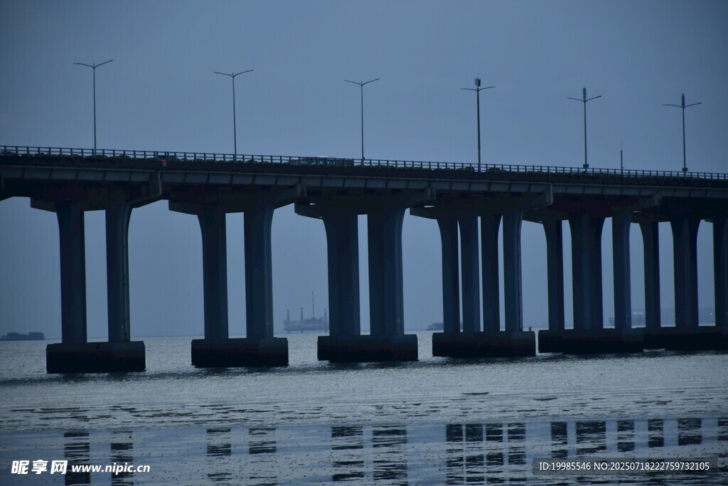 海上长桥横跨天际