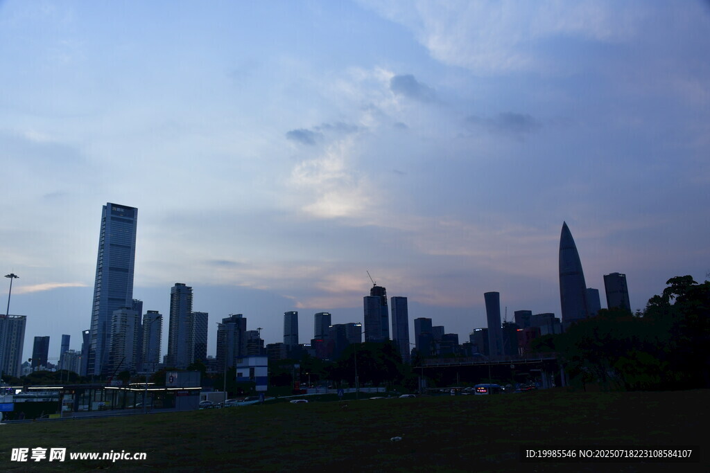城市黄昏天际线美景