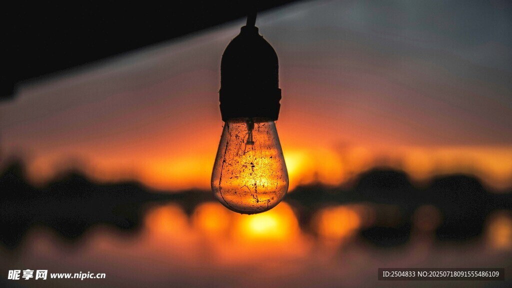 夕阳下的复古灯泡